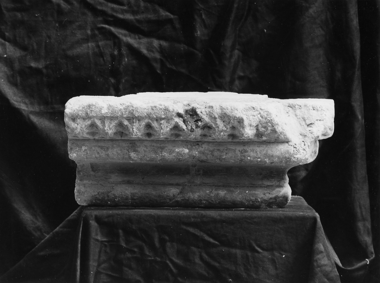 MOTIVI DECORATIVI GEOMETRICI (decorazione plastica, frammento) - ambito Italia centrale (secc. XV/ XVI)