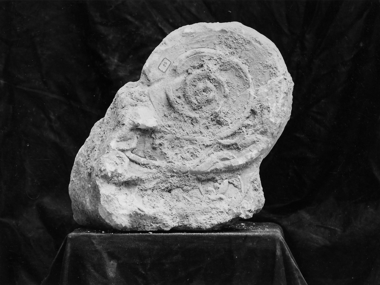 decorazione plastica, frammento - ambito Italia centrale (secc. XV/ XVI)