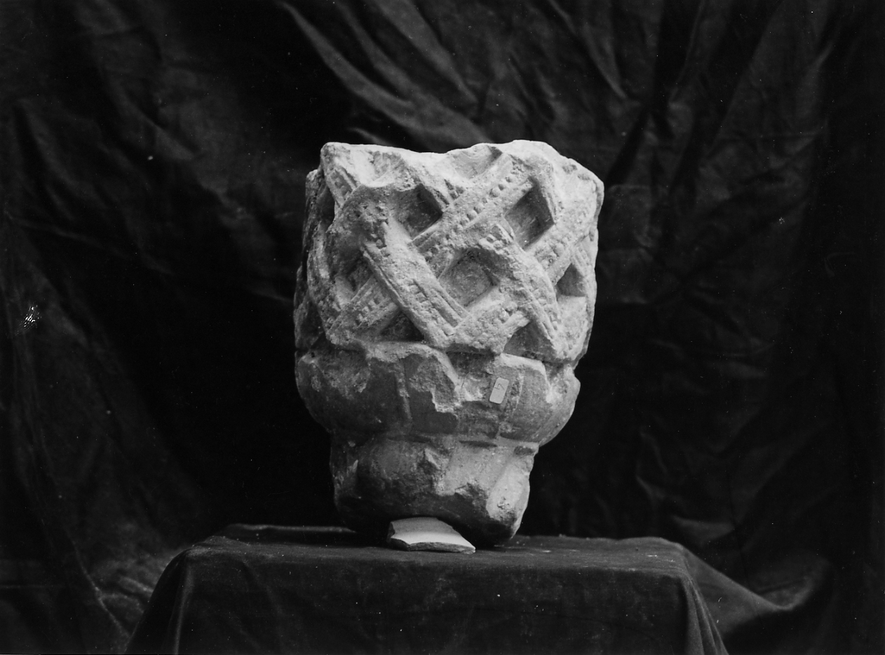 capitello, frammento - ambito Italia centrale (secc. XIV/ XV)