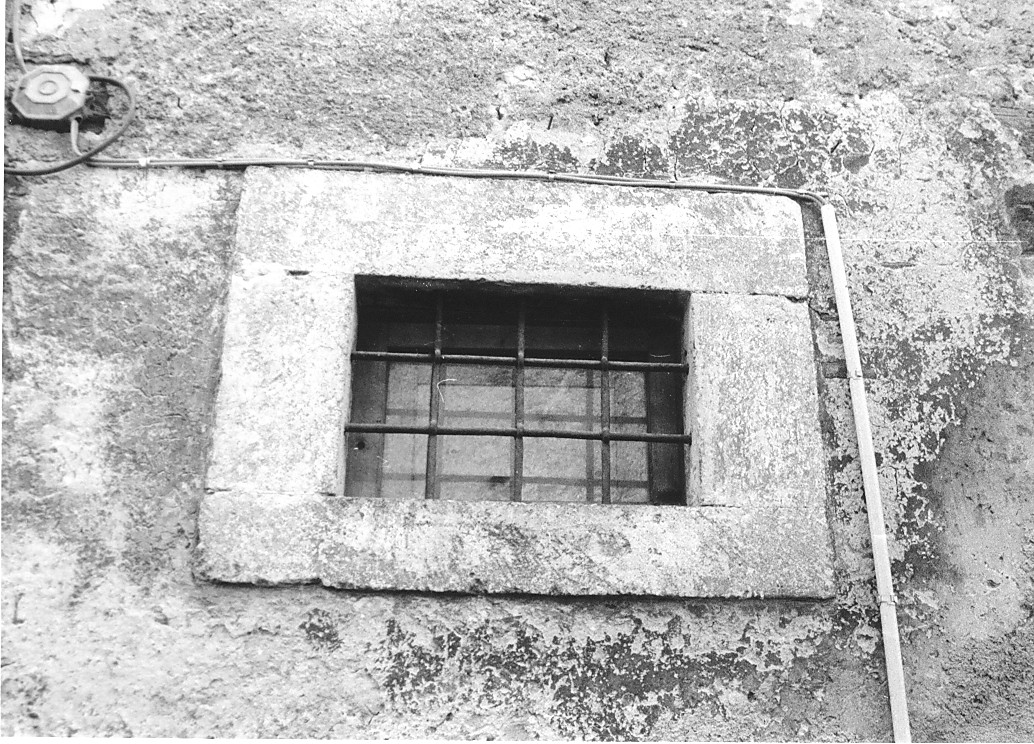 finestra, opera isolata - bottega abruzzese (sec. I)