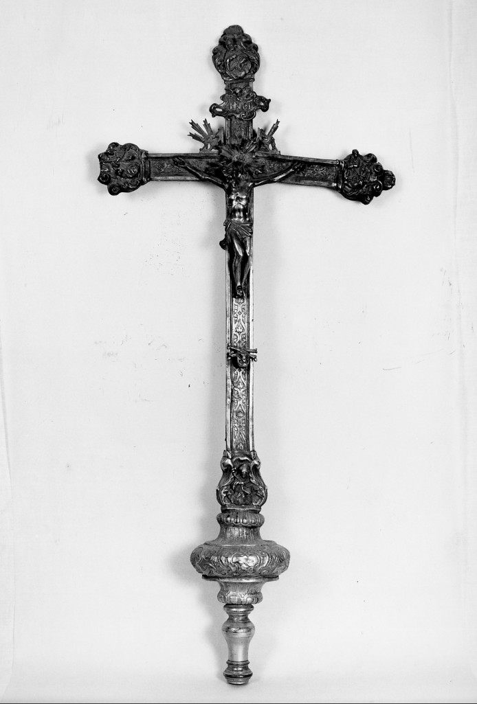 Cristo crocifisso con San Nicolo, San Rocco e due santi (croce processionale) - ambito napoletano (sec. XVIII)
