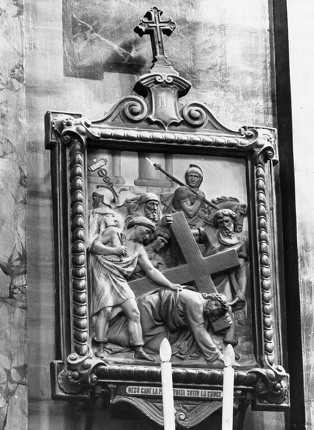 Stazione III: Gesu' cade sotto la croce la prima volta (rilievo) - ambito Italia centrale (sec. XX)