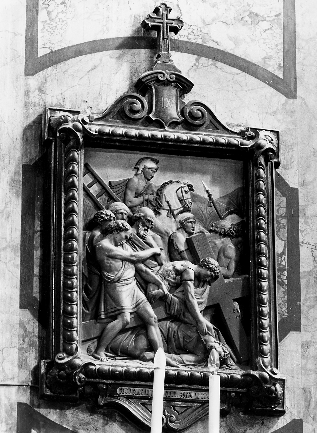 Stazione IX: Gesu' cade sotto la croce la terza volta (rilievo) - ambito Italia centrale (sec. XX)