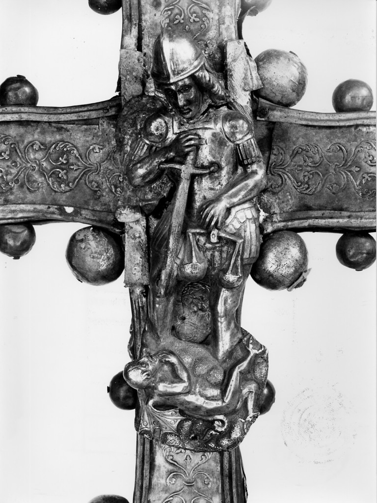 San Michele Arcangelo combatte contro Satana, i quattro Evangelisti (croce processionale) - manifattura di Sulmona (secc. XV/ XVI)
