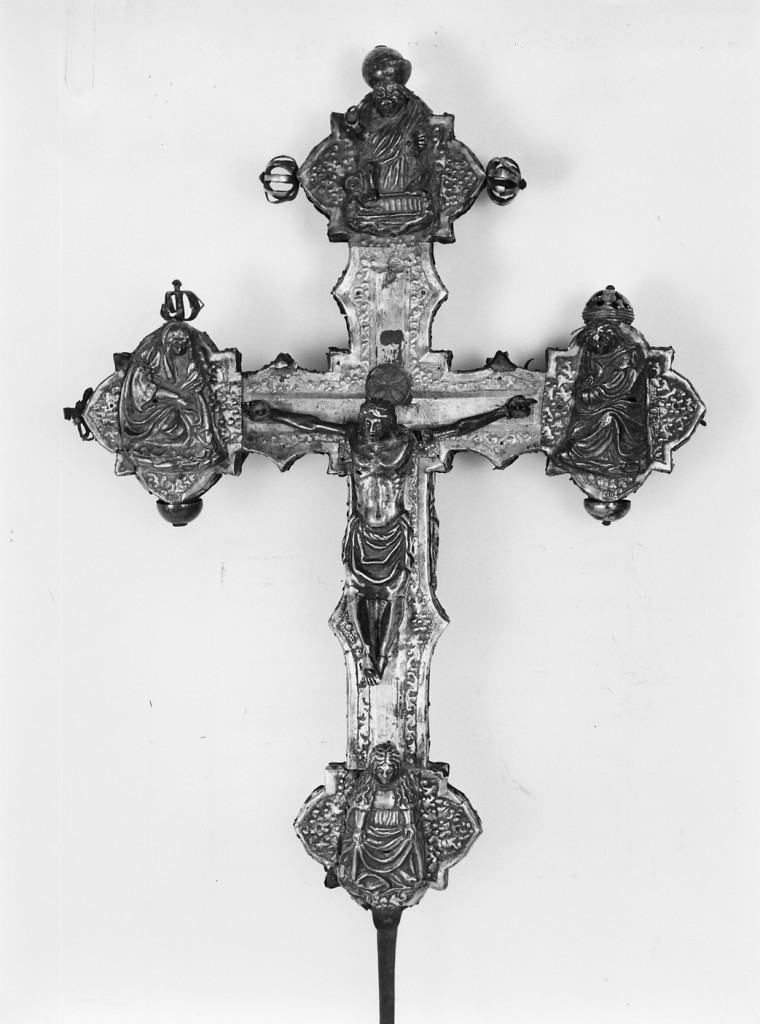 Cristo crocifisso con la Madonna, San Giovanni Evangelista, Santa Maria Maddalena e Dio Padre Benedicente (croce processionale) di Goberna Vincenzo (attribuito) (sec. XVI)