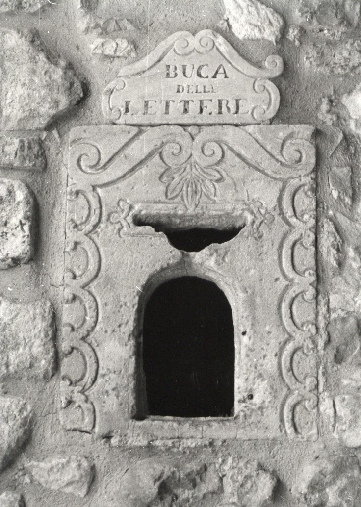 motivi decorativi floreali con volute (cassetta per lettere, opera isolata) - bottega abruzzese (secc. XIX/ XX)