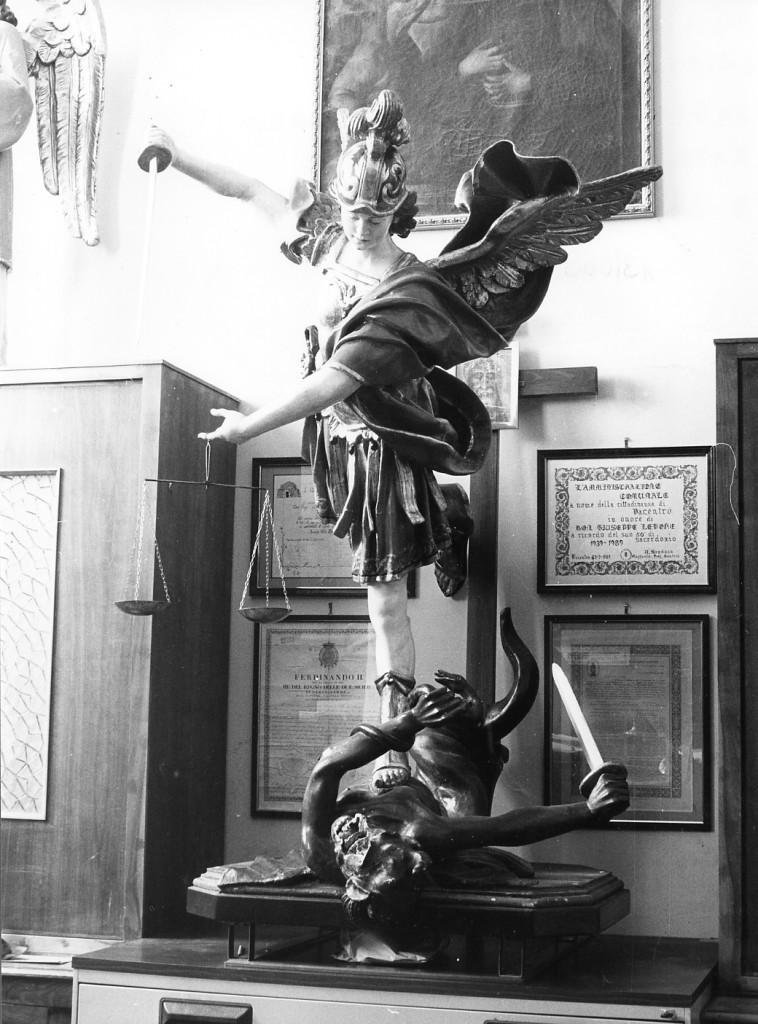 San Michele Arcangelo combatte contro Satana (gruppo scultoreo) - ambito Italia centrale (sec. XVIII)