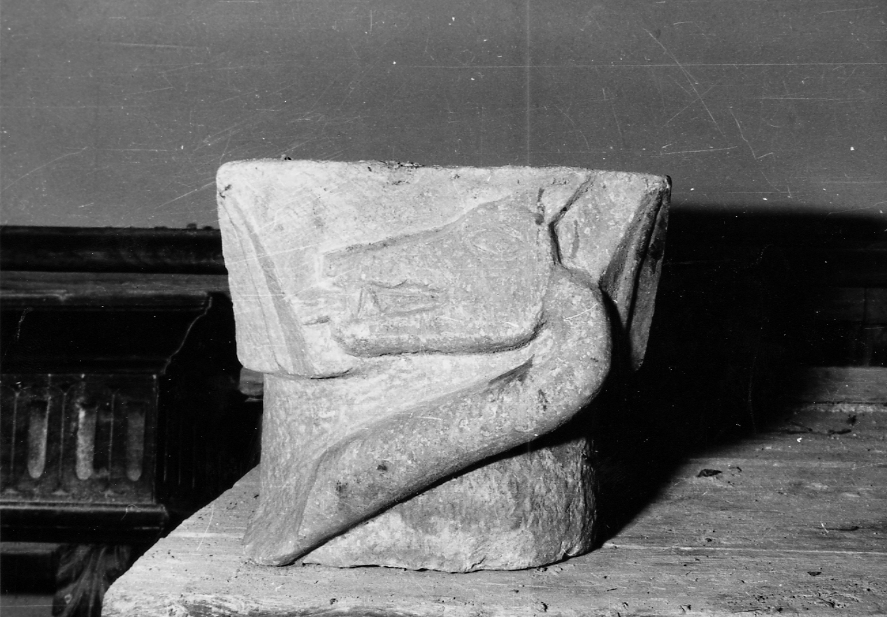 TESTA DI SERPENTE (capitello, frammento) - bottega Italia centrale (prima metà sec. XII)