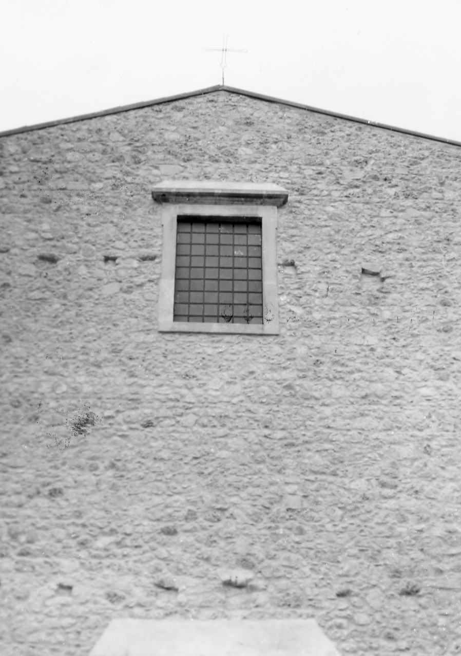 finestra, opera isolata - ambito abruzzese (prima metà sec. XX)