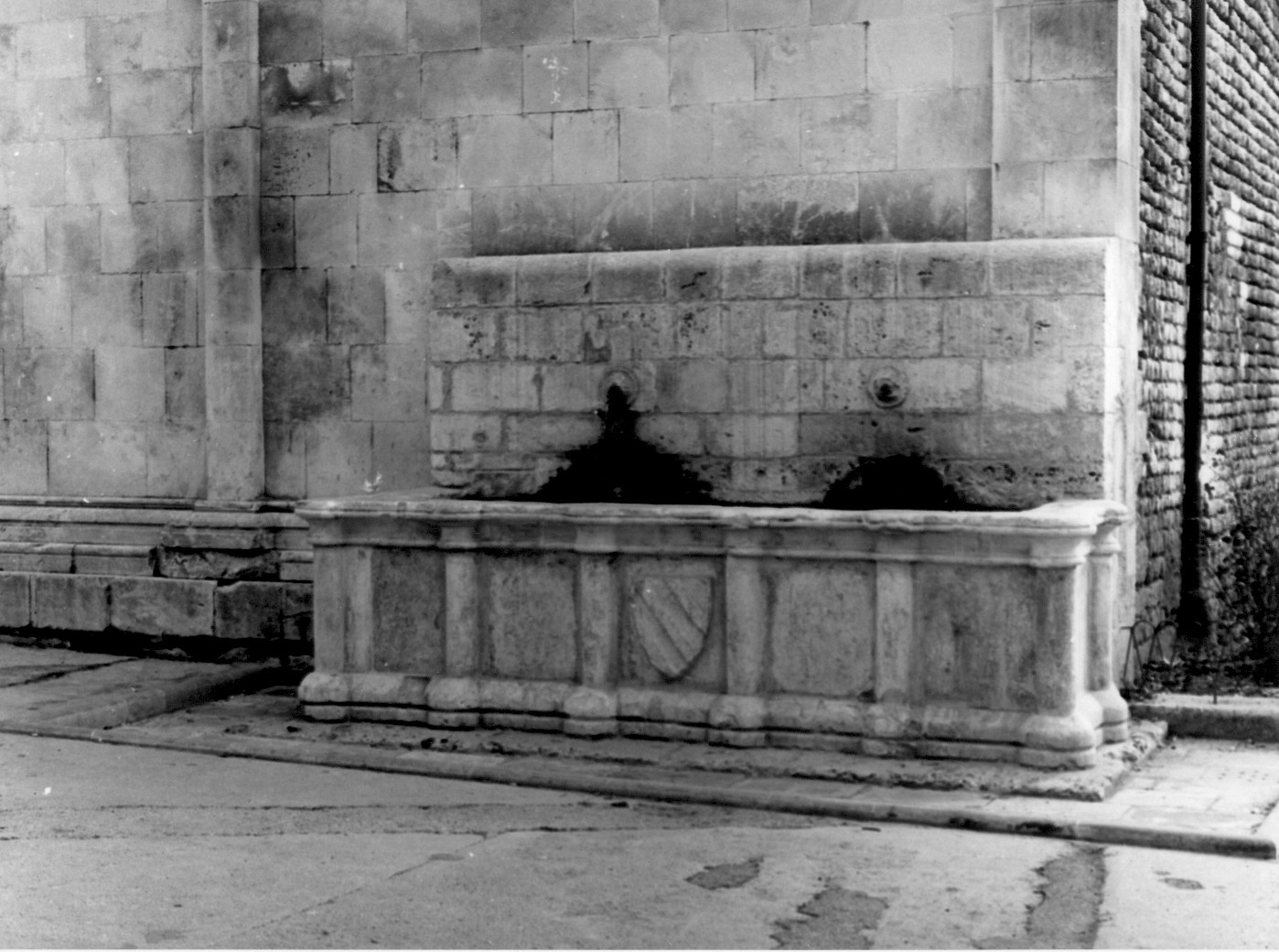 fontana, opera isolata - bottega abruzzese (sec. XVI)