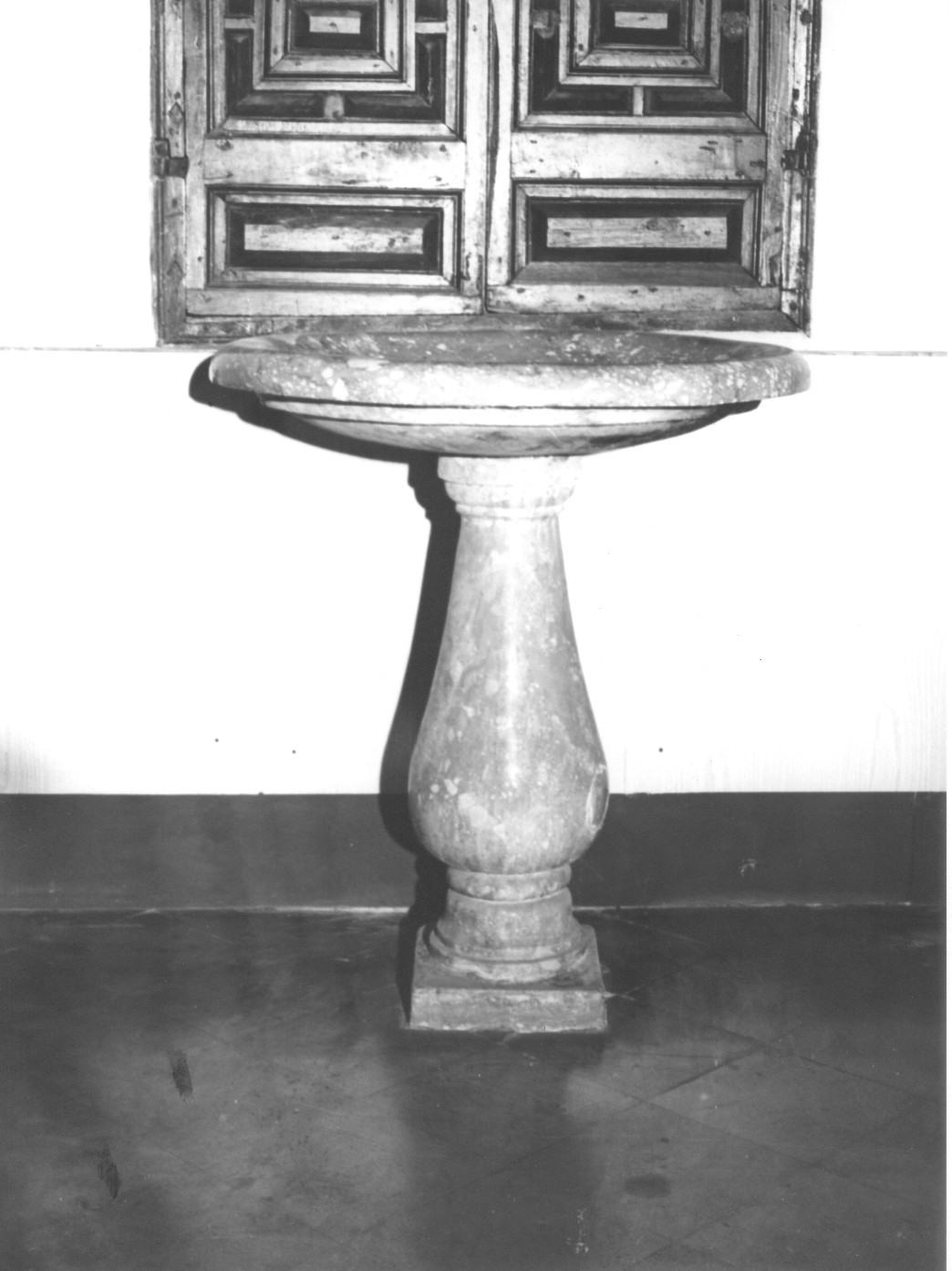 acquasantiera, opera isolata - bottega abruzzese (sec. XIX)