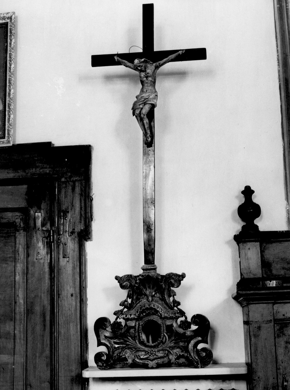 crocifisso con base reliquiario (crocifisso, opera isolata) - bottega abruzzese (sec. XVII)