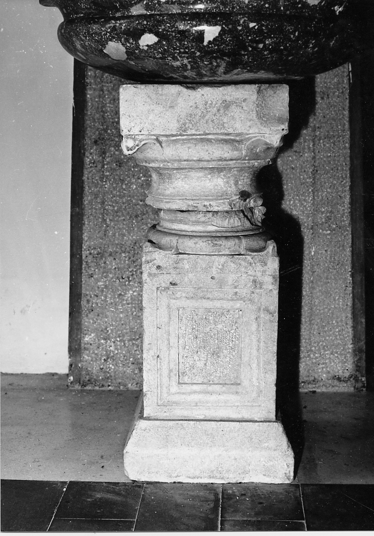 acquasantiera - a fusto, insieme - bottega Italia centrale (sec. XVII)