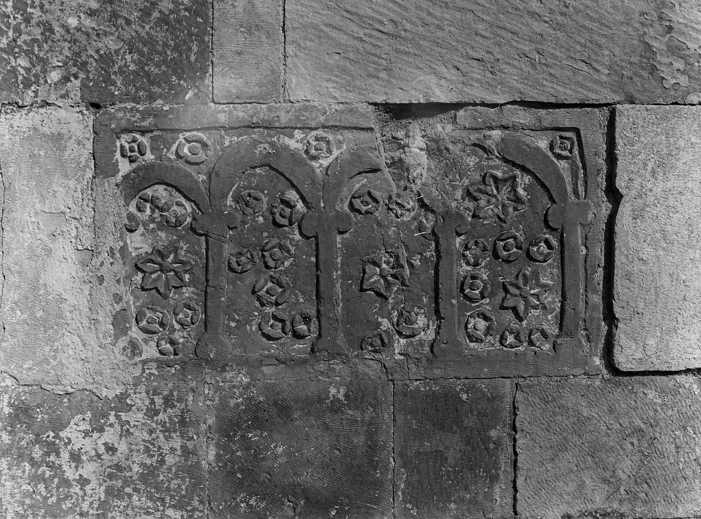 MOTIVI DECORATIVI AD ARCHETTI E ROSONI (lastra) - bottega Italia centrale (sec. VIII)