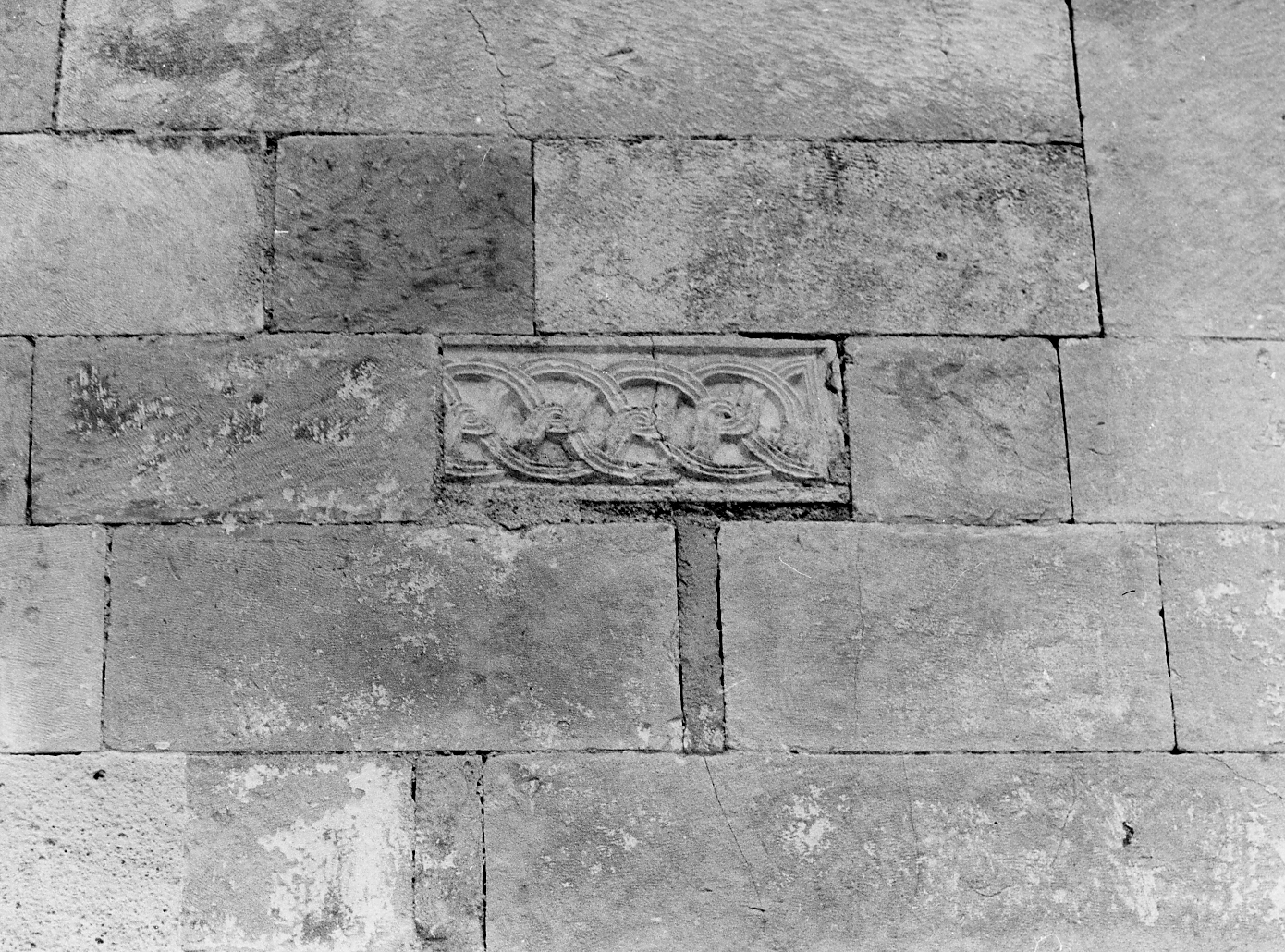 MOTIVO DECORATIVO A INTRECCIO VIMINEO (lastra) - bottega Italia centrale (sec. VIII)