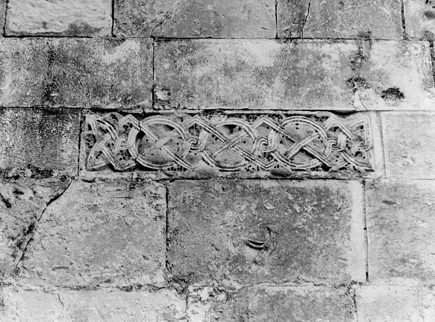 MOTIVO DECORATIVO A INTRECCIO VIMINEO (lastra) - bottega Italia centrale (sec. VIII)