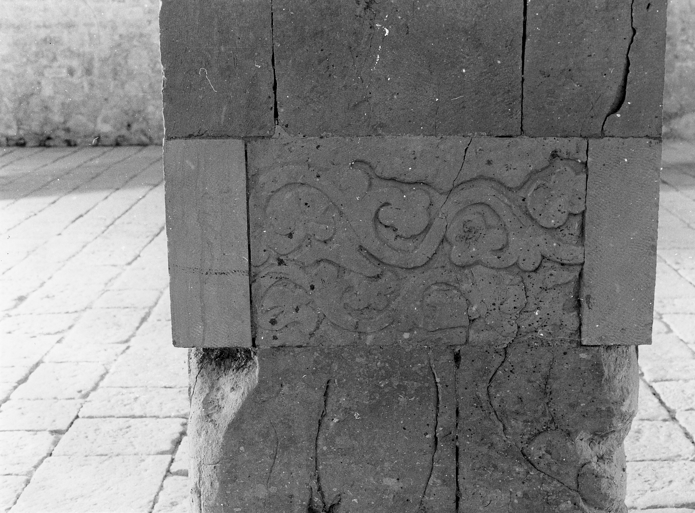 MOTIVI DECORATIVI A GIRALI VEGETALI (lastra) - bottega Italia centrale (sec. VIII)