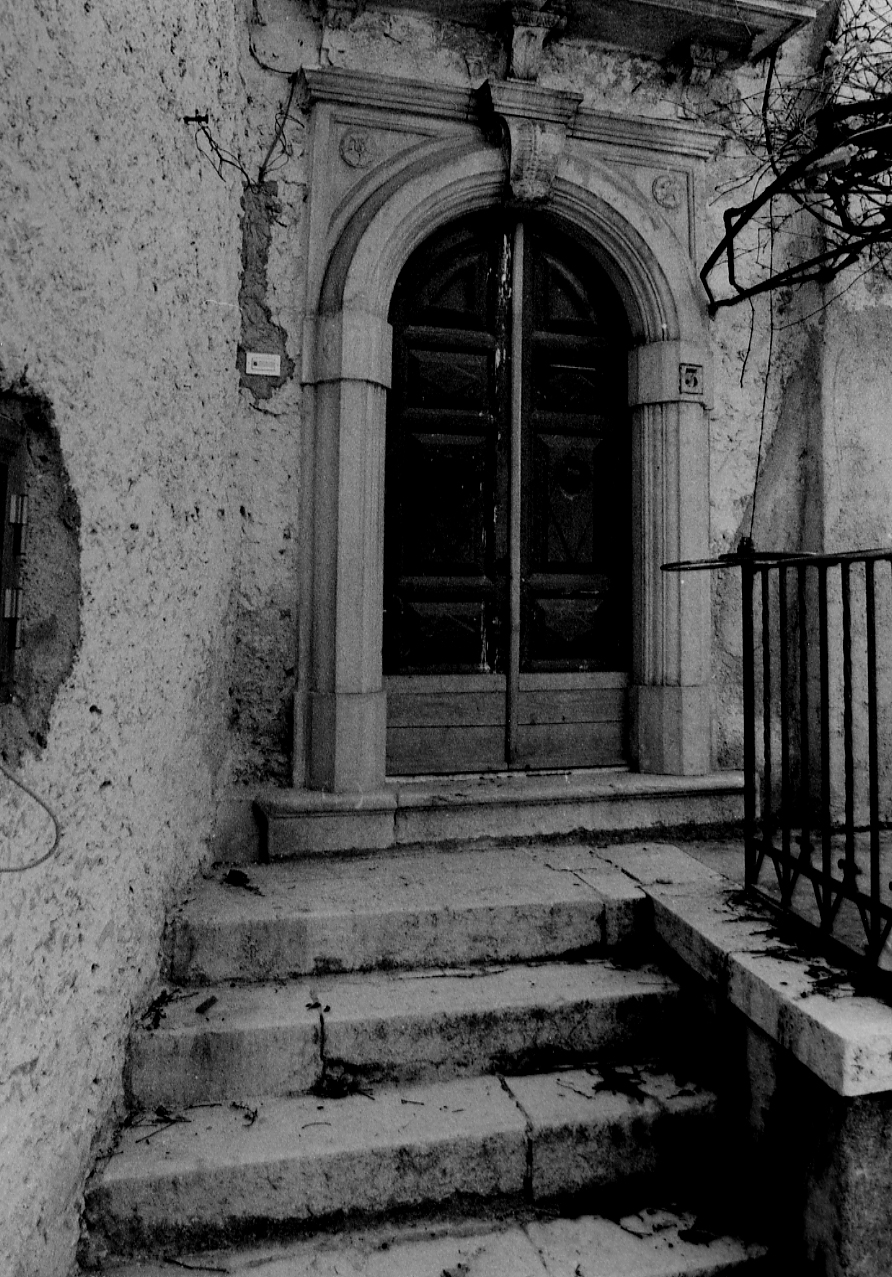 portale - a sesto acuto, opera isolata - bottega Italia centrale (sec. I)