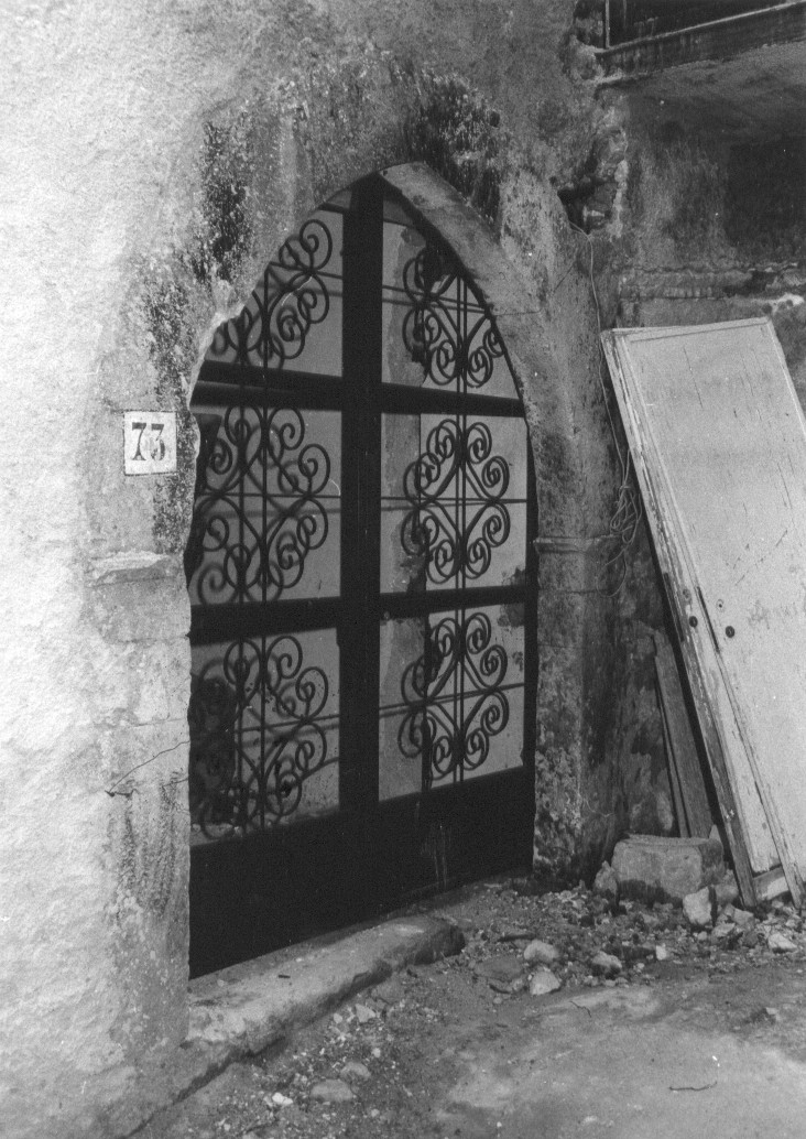 portale - a sesto acuto, opera isolata - bottega Italia centrale (sec. XV)