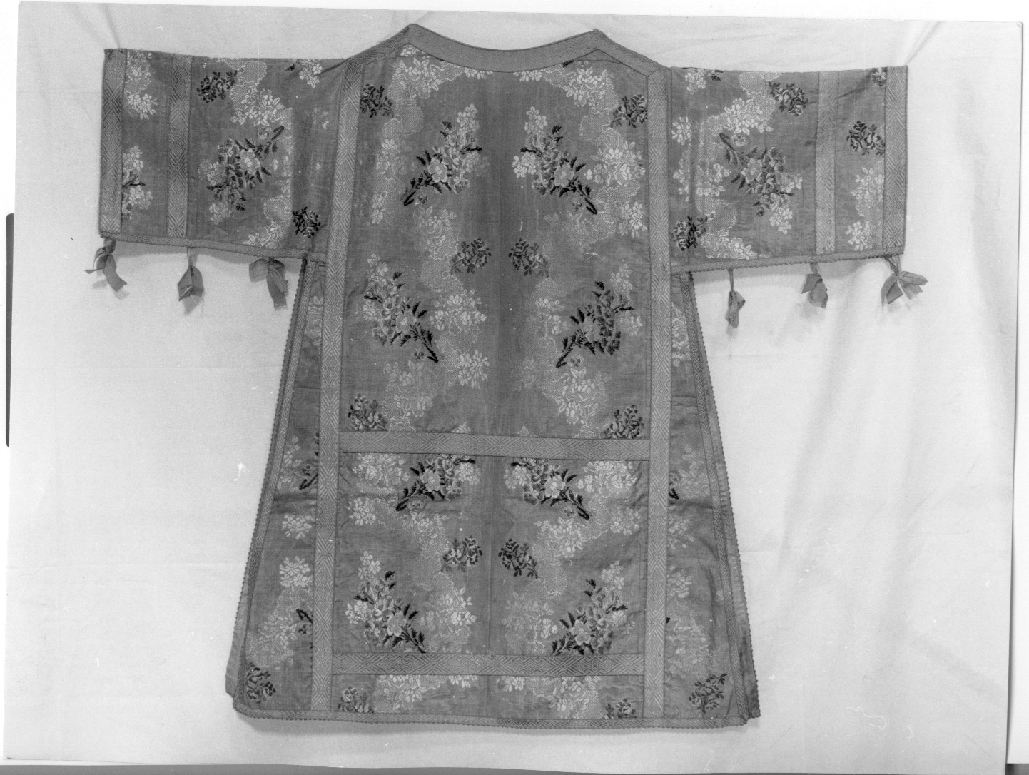 2 dalmatiche, pianeta, 2 stole, 3 manipoli (paramento liturgico) - manifattura Italia centrale (sec. XVIII)