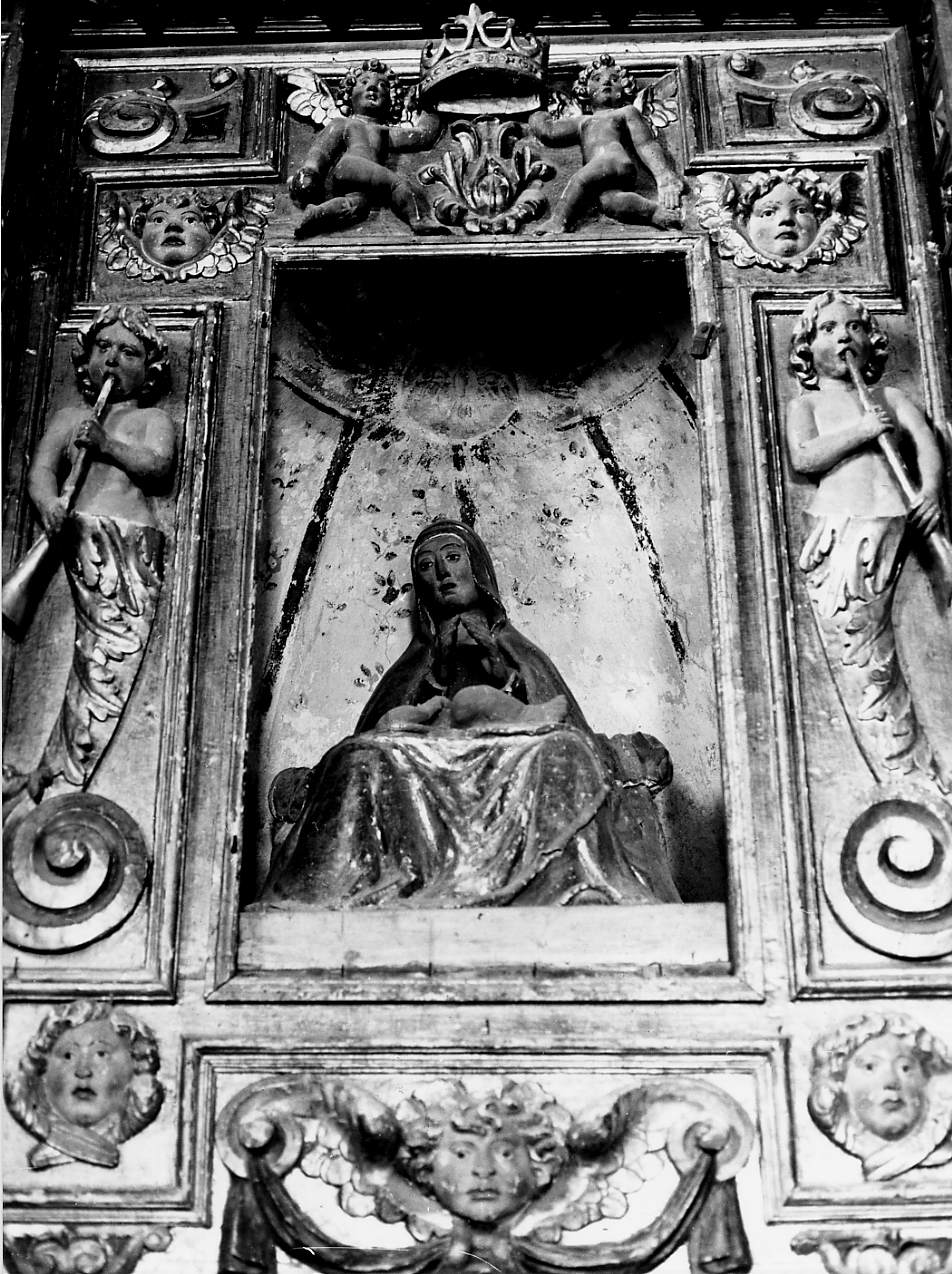 Madonna con personaggi che implorano il suo aiuto (statua) - ambito abruzzese (seconda metà, primo quarto sec. XV, sec. XVI)