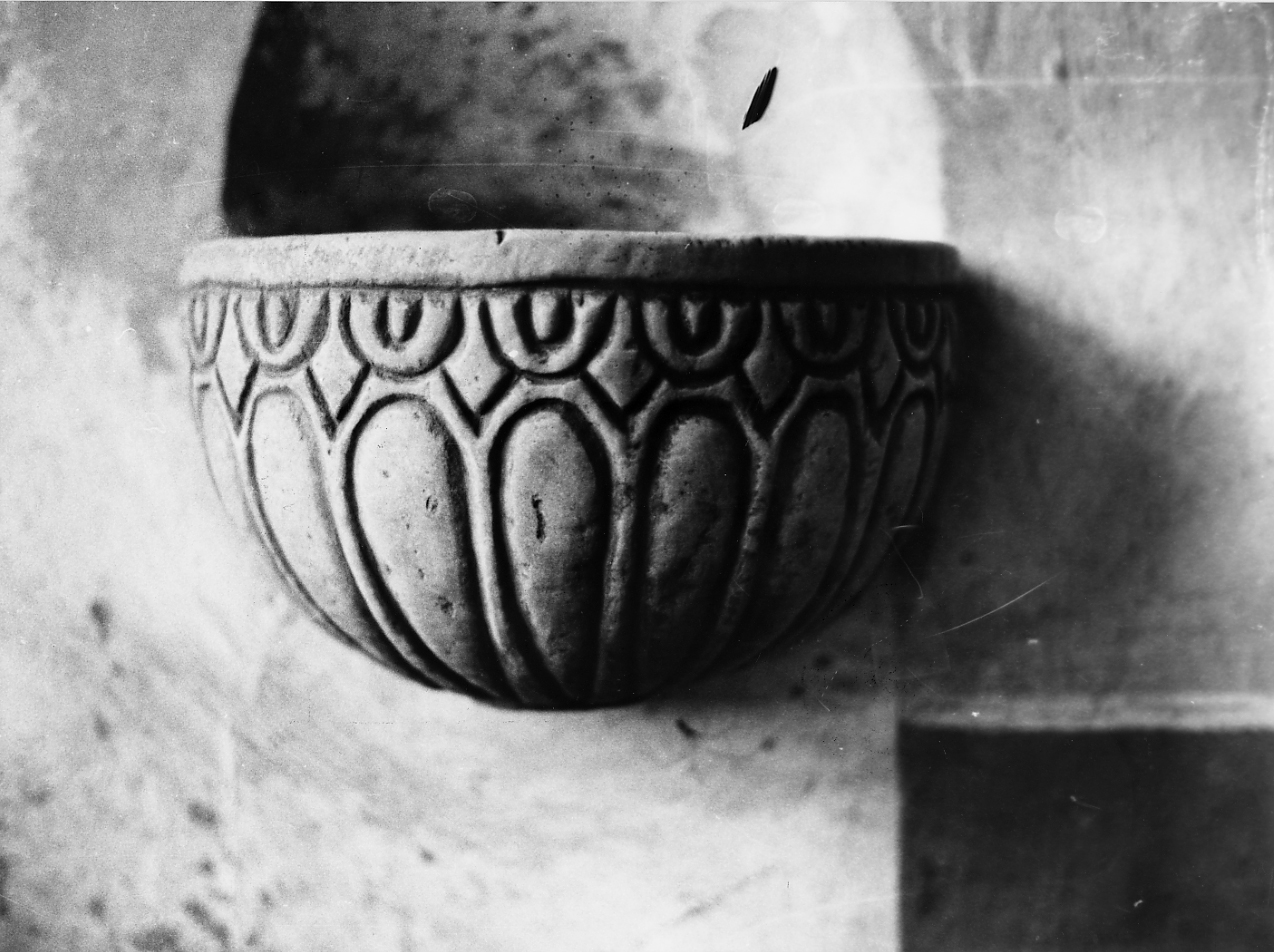 acquasantiera da parete - ambito abruzzese (sec. XVII)