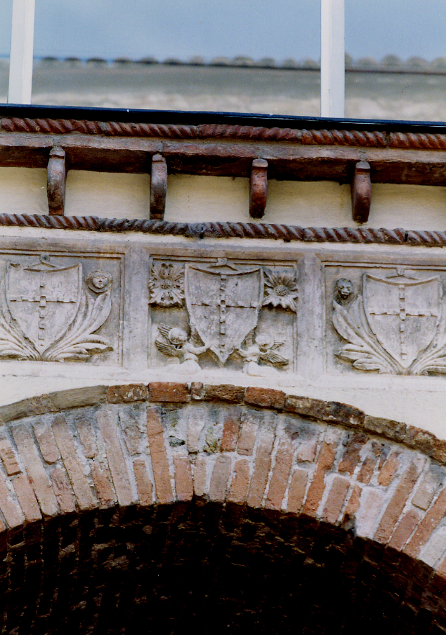 SCUDO CON DUE FIORI LATERALI E DUE ANGELI (rilievo) - ambito abruzzese (prima metà sec. XV)