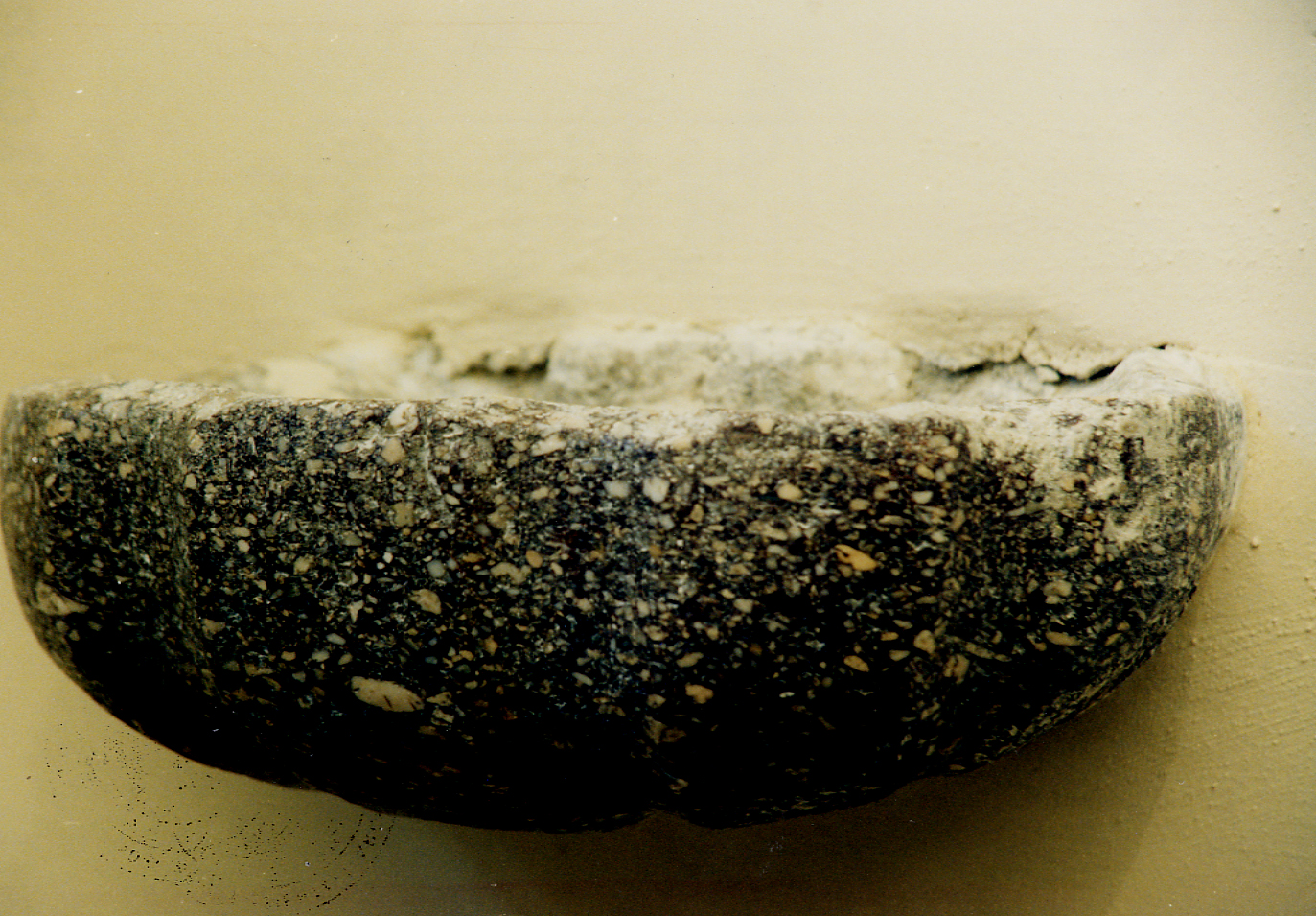 acquasantiera da parete - ambito abruzzese (fine/inizio secc. XVIII/ XIX)