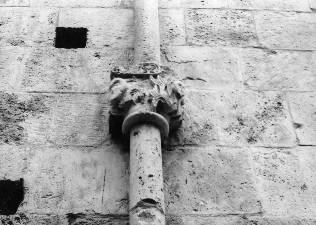 Figura femminile; motivi decorativi vegetali, a volute (capitello) - ambito abruzzese (prima metà sec. XV)