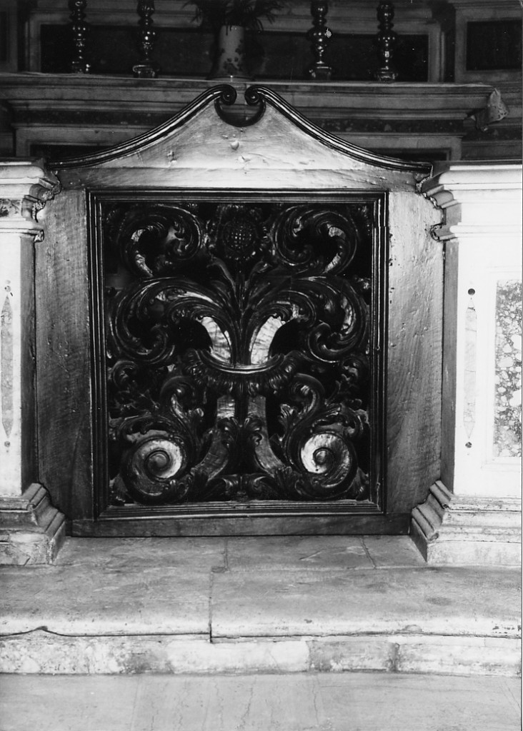 Motivi decorativi floreali, a foglie d'acanto, a volute (cancello di balaustrata) - ambito abruzzese (sec. XVIII)