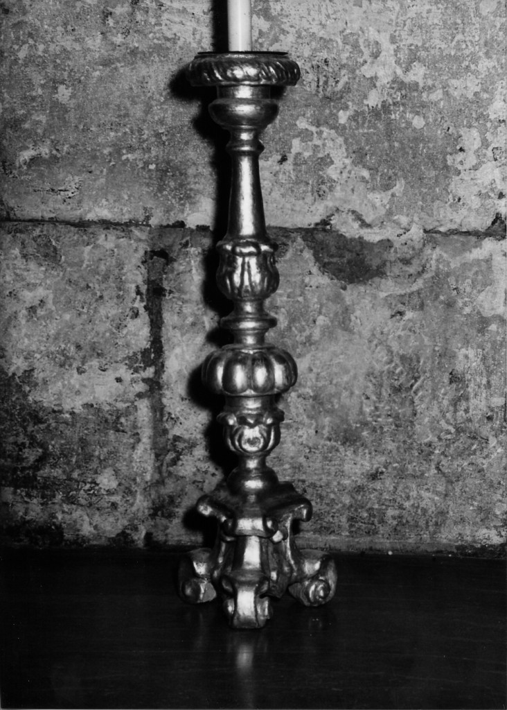 Motivi decorativi vegetali, a perle, a volute (candeliere d'altare) - ambito abruzzese (sec. XVII)