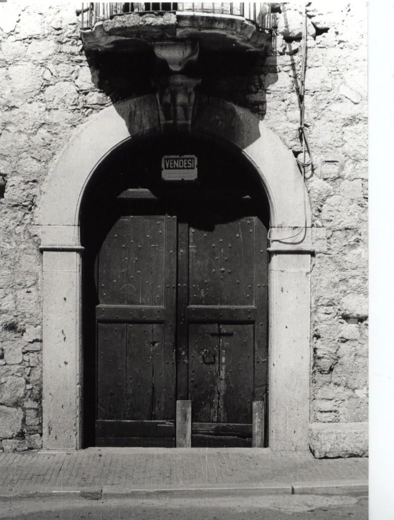 voluta (portale, elemento d'insieme) - ambito abruzzese (sec. XVIII)