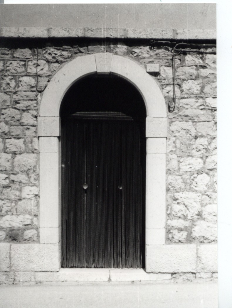 motivi decorativi stilizzati (portale, elemento d'insieme) - ambito abruzzese (sec. XX)