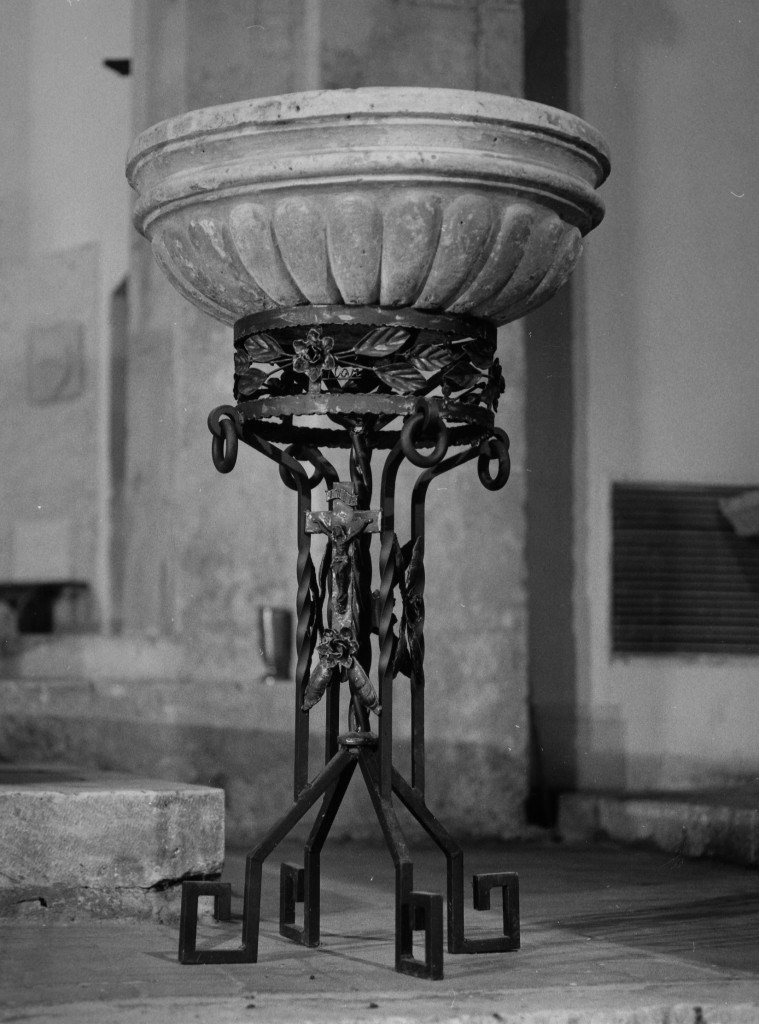 catino di acquasantiera - ambito Italia centrale (sec. XVI)