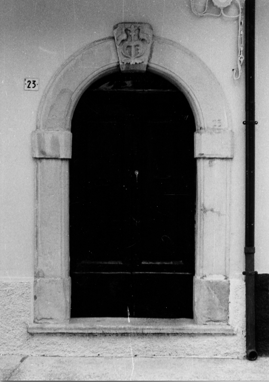 MOTIVI DECORATIVI ANIMALI E VEGETALI SU CHIAVE DI PORTALE (portale, elemento d'insieme) - ambito abruzzese (sec. XIX)