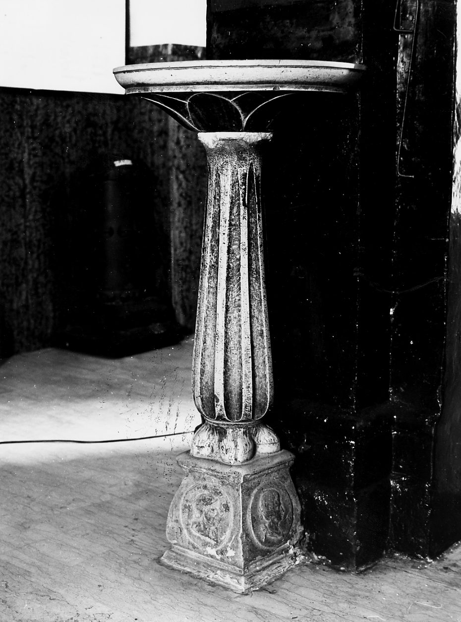 acquasantiera - a fusto - ambito abruzzese (sec. XVI)