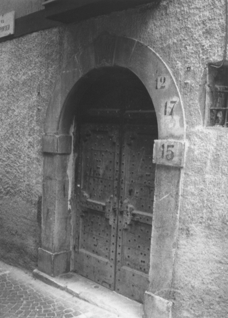 elementi architettonici con motivo decorativo a medaglione (portale, elemento d'insieme) - ambito abruzzese (sec. XIX)