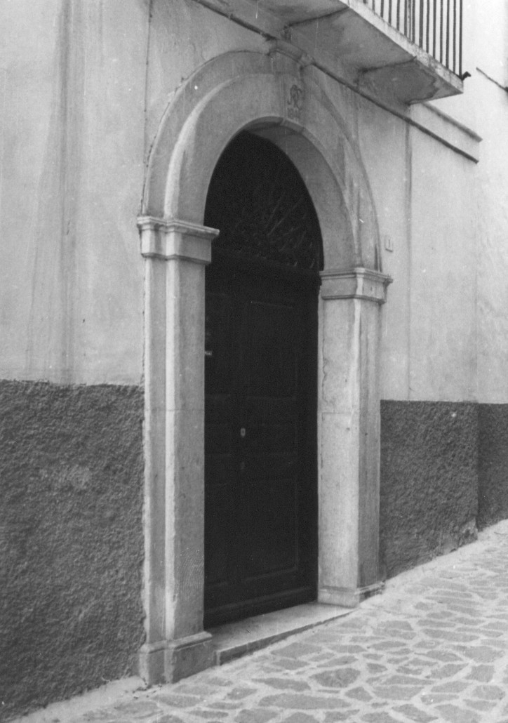 elementi decorativi architettonici (portale, elemento d'insieme) - ambito abruzzese (sec. XIX)
