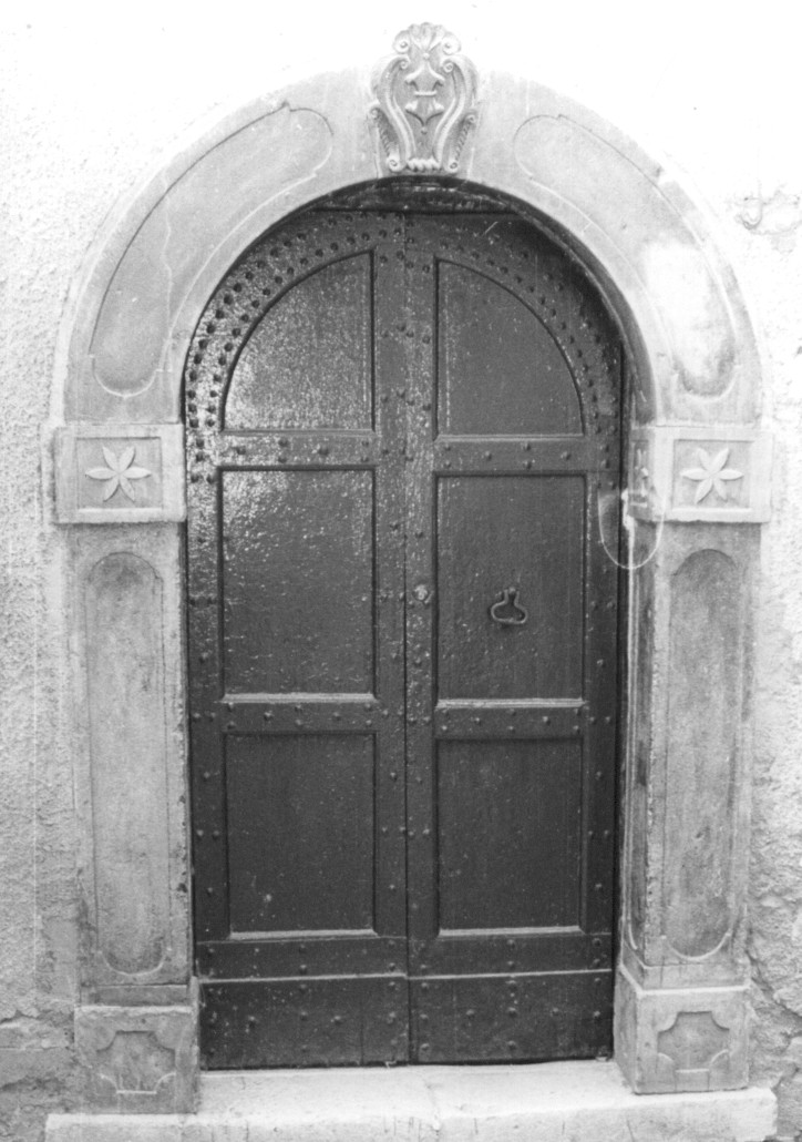 elementi architettonici con motivi decorativi geometrici e floreali e stemma (portale, elemento d'insieme) - ambito abruzzese (sec. XVII)