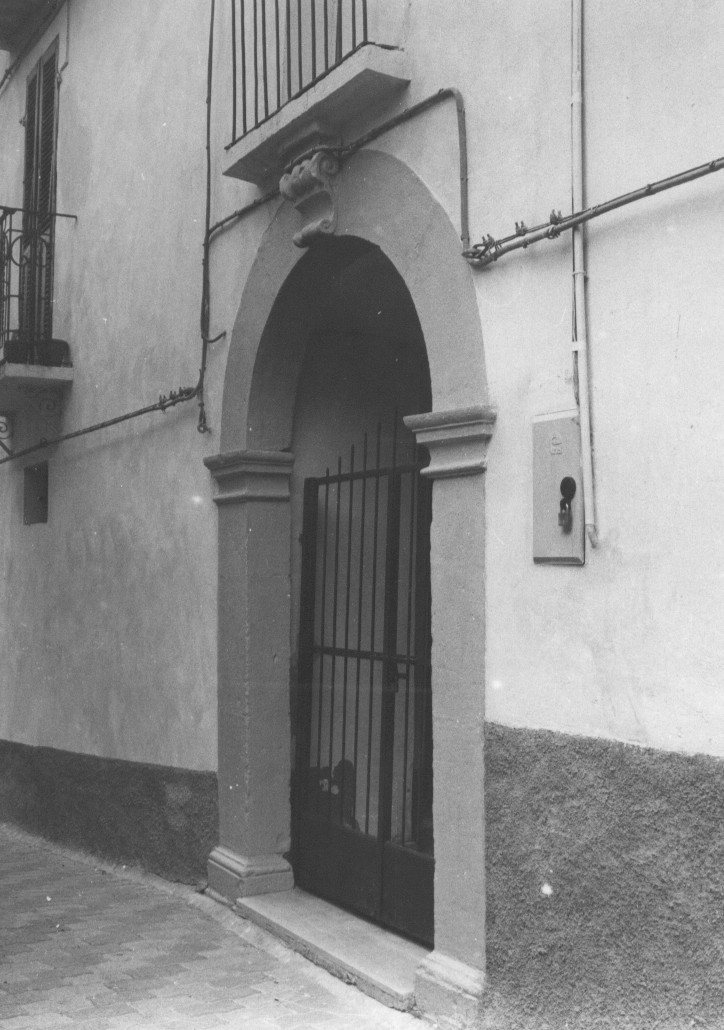 elementi decorativi architettonici con voluta (portale, elemento d'insieme) - ambito abruzzese (sec. XVII)