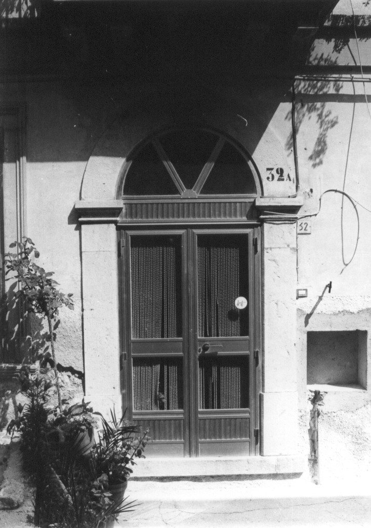 elementi decorativi architettonici con voluta (portale, elemento d'insieme) - ambito abruzzese (sec. XIX)