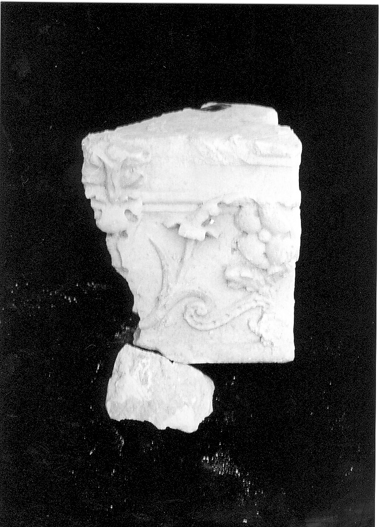 capitello, frammento - ambito Italia centrale (sec. I)