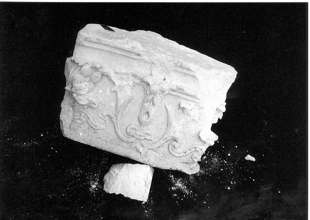 capitello, frammento - ambito Italia centrale (sec. I)