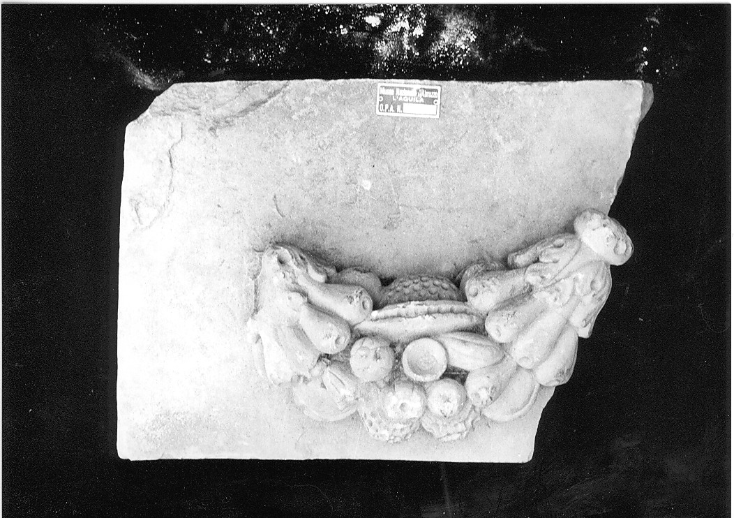 motivi vegetali (lastra, frammento) - ambito Italia centrale (sec. I)