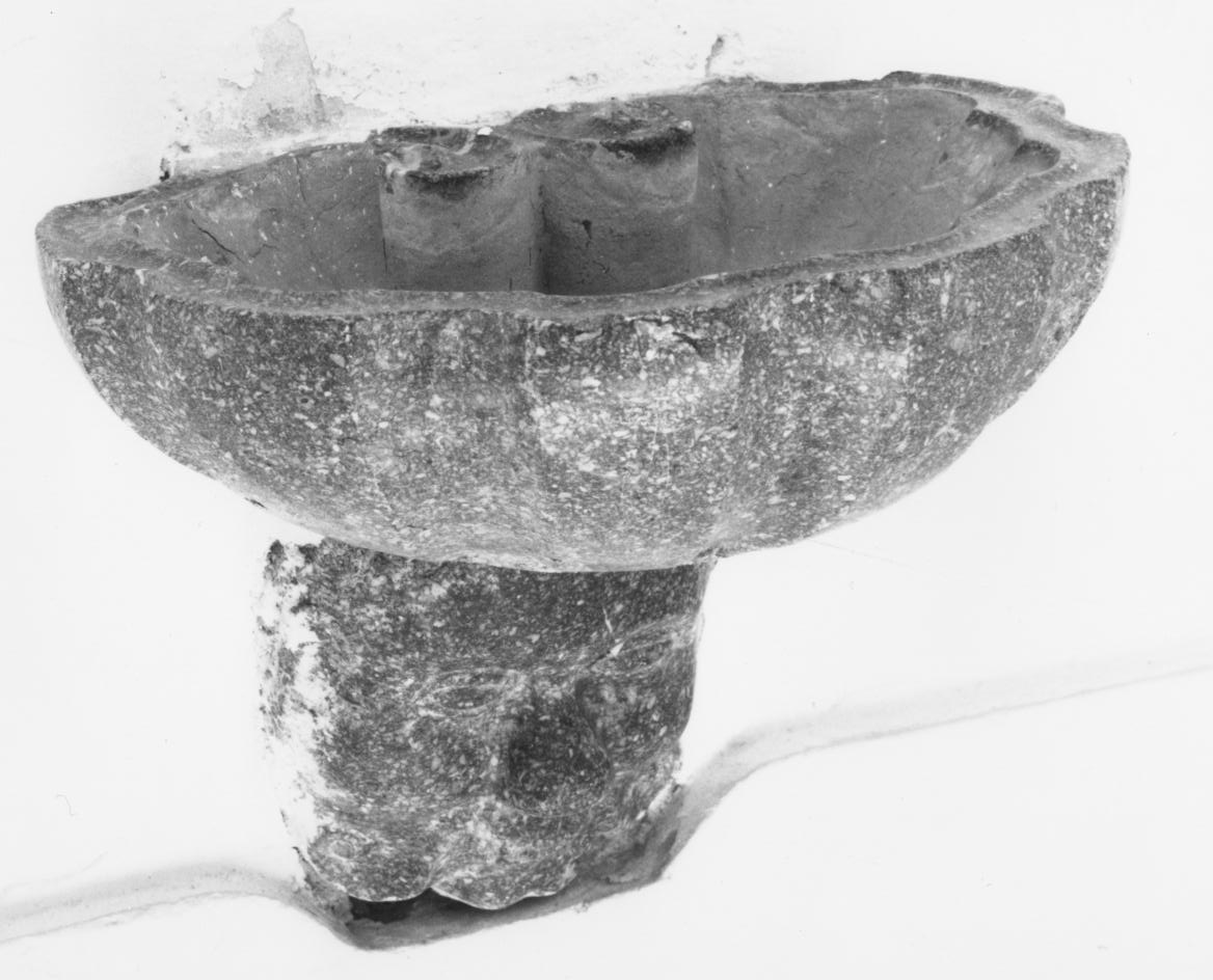 acquasantiera - a conchiglia - bottega lucana (seconda metà sec. XVIII)