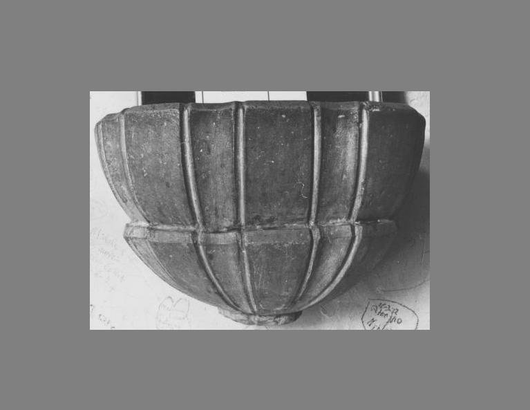 acquasantiera - a conchiglia - bottega Italia meridionale (sec. XV)