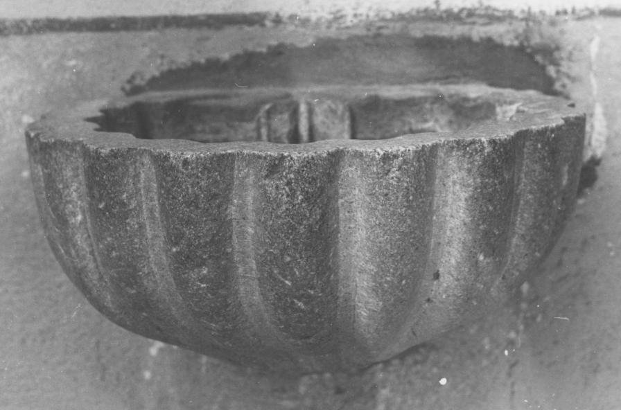 acquasantiera - a conchiglia - bottega Italia meridionale (secc. XIX/ XX)