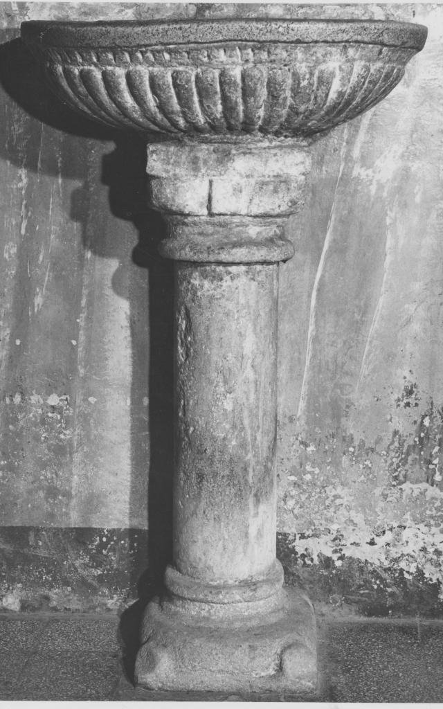 acquasantiera - a fusto, serie - bottega lucana (prima metà sec. XVIII)