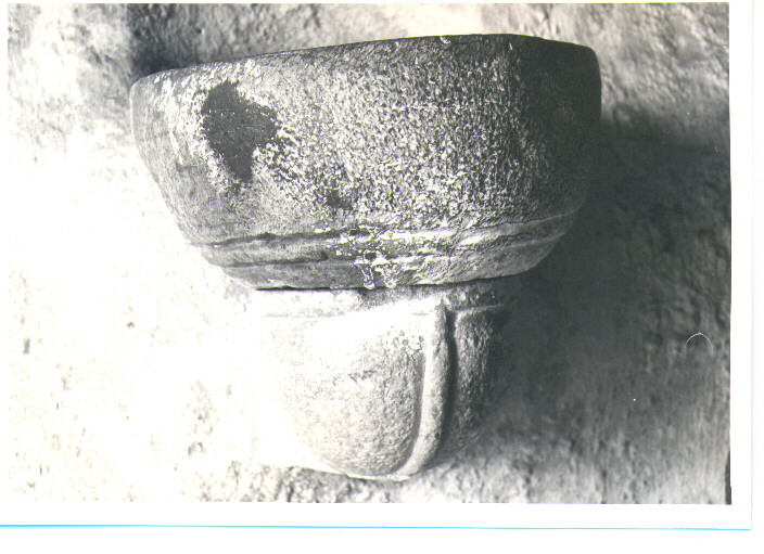 acquasantiera da parete - bottega Italia meridionale (sec. XII)