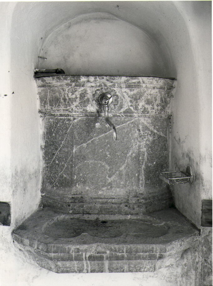 vasca di acquasantiera - bottega Italia meridionale (fine/inizio secc. XIX/ XX)